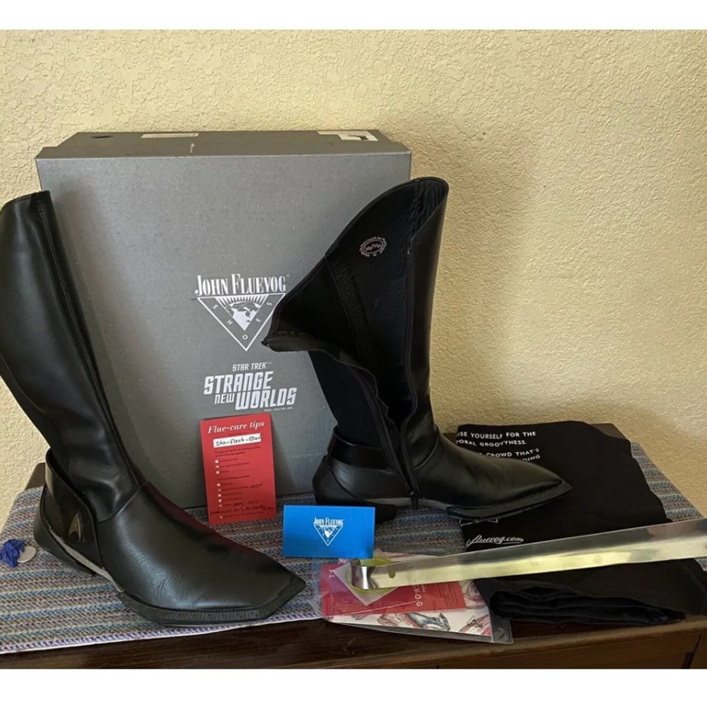 Fluevog Starfleet W10 M8
STARFLEETFLUEVOG X STAR
TREK: STRANGE NEW WORLDST™